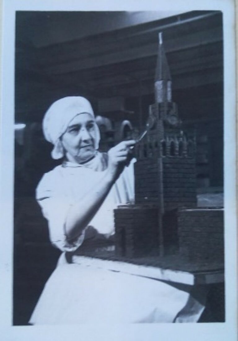 Зображення до Працівниця львівської кондитерської фабрики “Більшовик” Т.М. Етінгер за роботою, 1956 рік