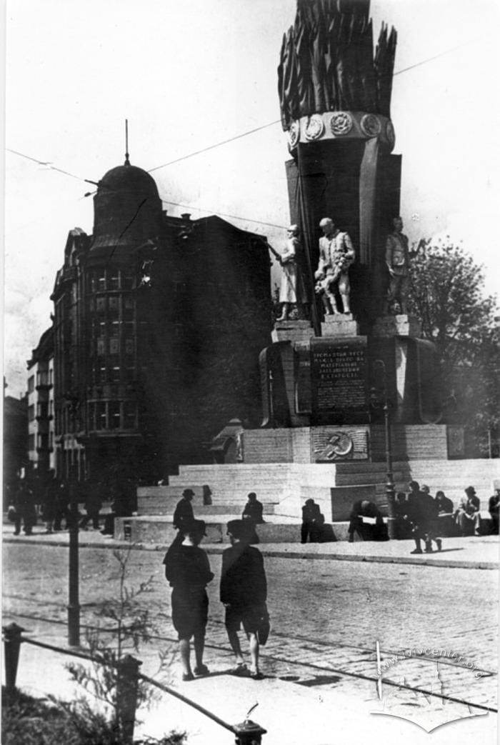 Зображення до Вид на пам’ятник Радянської Конституції, Львів 1940